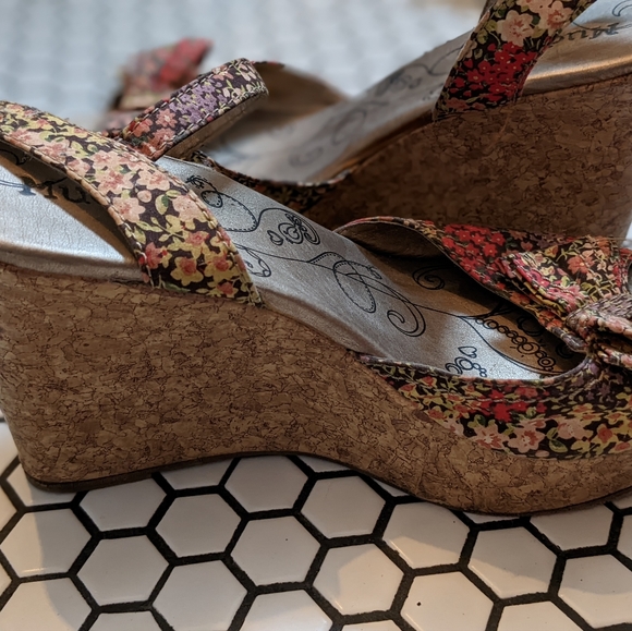 Sandals - Picture 2 of 4